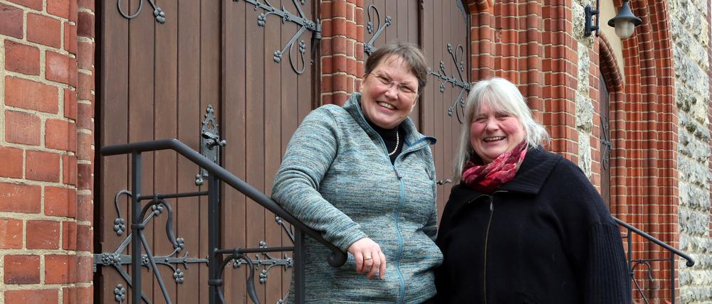 Kirchengemeinden Bornim, Golm und Grube haben fusioniert. V.l.: Hanna Lohmannsröben, Vorsitzende des Gemeindekirchenrats, gemeinsam mit Pfarrerin Anke Spinola vor der Kirche Bornim.