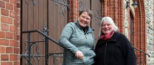 Kirchengemeinden Bornim, Golm und Grube haben fusioniert. V.l.: Hanna Lohmannsröben, Vorsitzende des Gemeindekirchenrats, gemeinsam mit Pfarrerin Anke Spinola vor der Kirche Bornim.