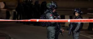 Israelische Sicherheitskräfte stehen nach der Messerattacke in Ost-Jerusalem Wache (Symbolbild).