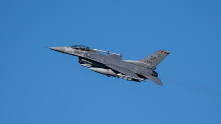 Ein Kampfflugzeug vom Typ F-16 fliegt über der Eifel bei Spangdahlem.