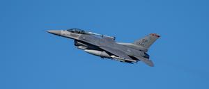Ein Kampfflugzeug vom Typ F-16 fliegt über der Eifel bei Spangdahlem.