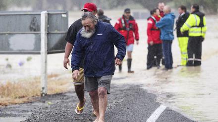 Menschen bringen sich vor dem Hochwasser in Hastings, südöstlich von Auckland, in Sicherheit.