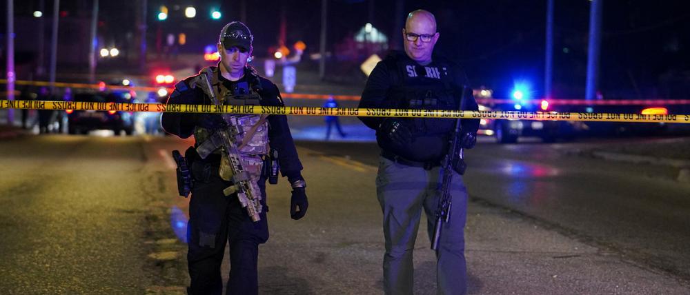 Polizisten auf dem Areal der Michigan State University.