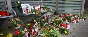Kerzen und Blumen im Bahnhof Brokstedt.