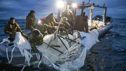 Dieses von der U.S. Navy zur Verfügung gestellte Bild zeigt Matrosen der Explosive Ordnance Disposal Group 2 bei der Bergung eines Höhenüberwachungsballons vor der Küste von Myrtle Beach. 
