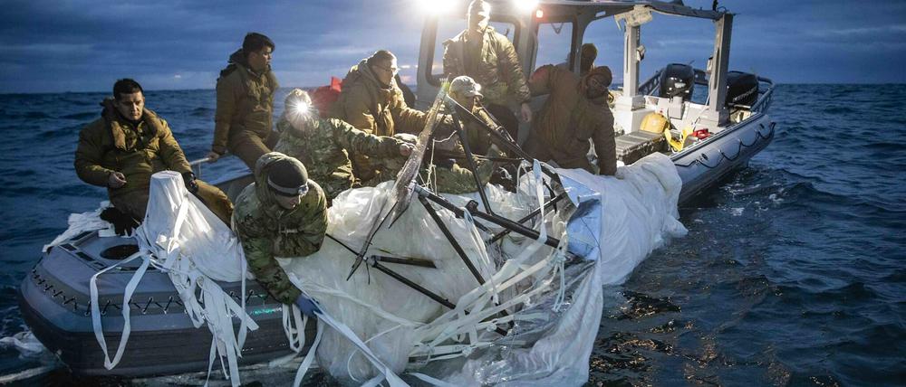 Dieses von der U.S. Navy zur Verfügung gestellte Bild zeigt Matrosen der Explosive Ordnance Disposal Group 2 bei der Bergung eines Höhenüberwachungsballons vor der Küste von Myrtle Beach.