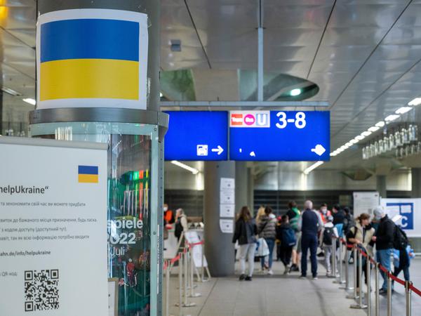 Am Berliner Hauptbahnhof ist für Flüchtlinge aus der Ukraine inzwischen eine Hilfseinrichtung aufgebaut worden.