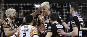 Die Hälfte der Mannschaft hat jetzt weißblond-silbrige Haare.
