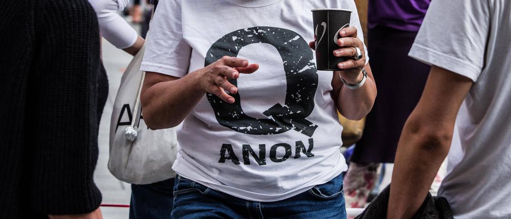 Eine Frau trägt ein T-Shirt der QAnon-Bewegung bei einer Demonstration in München im Jahr 2020. 