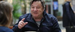 Caféhaus statt Hörsaal: Heinz Kleger im Café Alex, wo er Inspiration für seinen Blog sammelt.