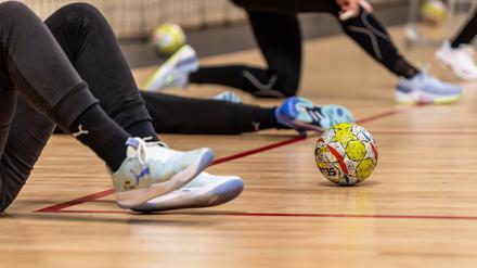 Kein Fußball. Vor dem Handballtraining ist Stretching wichtig.