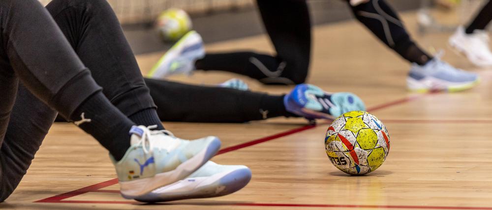 Kein Fußball. Vor dem Handballtraining ist Stretching wichtig.