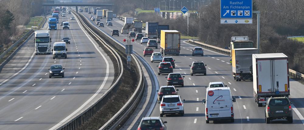 Viel Verkehr ist auf dem südlichen Berliner Ring der Autobahn A10 unterwegs.