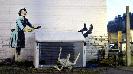 Das neue Banksy-Werk zeigt eine Hausfrau im Fifties-Style.