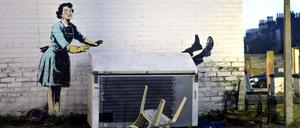 Das neue Banksy-Werk zeigt eine Hausfrau im Fifties-Style.