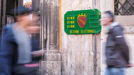 Szene vor einem Wahllokal in Rom. In der Hauptstadt ging nur ein Drittel der erwachsenen Bürger:innen wählen.