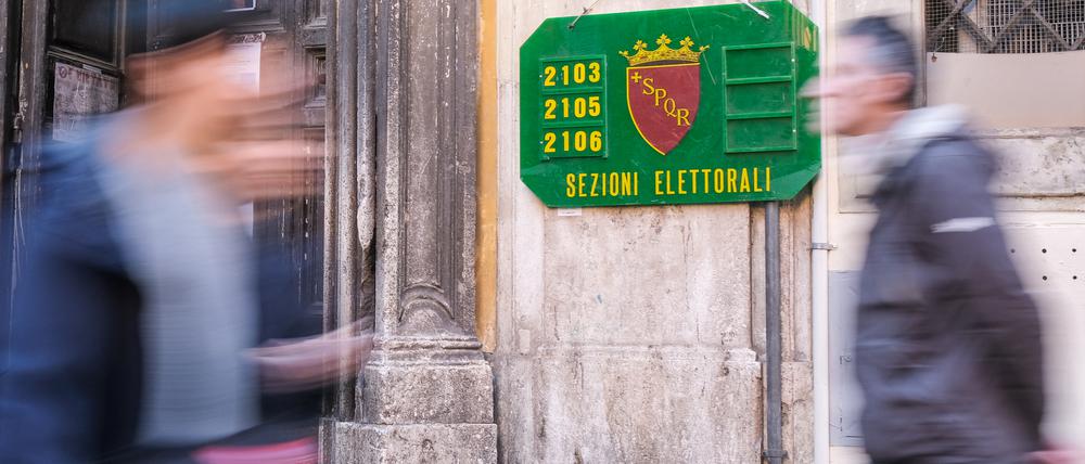 Szene vor einem Wahllokal in Rom. In der Hauptstadt ging nur ein Drittel der erwachsenen Bürger:innen wählen.