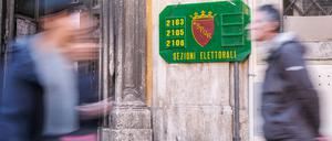 Szene vor einem Wahllokal in Rom. In der Hauptstadt ging nur ein Drittel der erwachsenen Bürger:innen wählen.