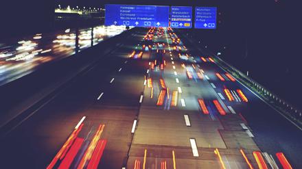 Symbolbild "Verkehr" Lichtspuren vorbeifahrender Autos auf der A5 bei Frankfurt