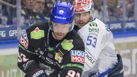 Enge Kiste. Marcel Noebels (links) und der Schwenninger Alex Trivellato am 16. Dezember, die Wild Wings siegten 4:2. 