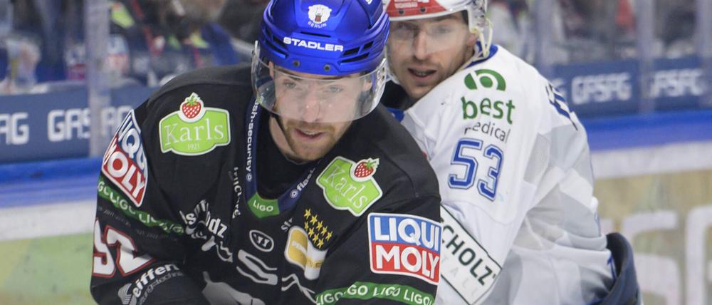 Enge Kiste. Marcel Noebels (links) und der Schwenninger Alex Trivellato am 16. Dezember, die Wild Wings siegten 4:2.