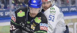 Enge Kiste. Marcel Noebels (links) und der Schwenninger Alex Trivellato am 16. Dezember, die Wild Wings siegten 4:2. 