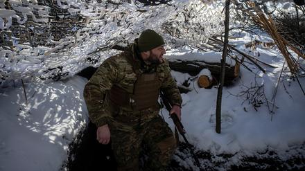 Ein ukrainischer Soldat in Torezk in der Region Donezk.
