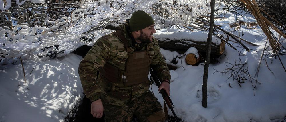 Ein ukrainischer Soldat in Torezk in der Region Donezk.