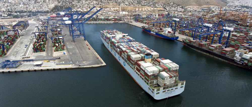 ARCHIV - 07.05.2017, Griechenland, Piräus: Ein Containerschiff der China Ocean Shipping Company (COSCO) verlässt den Containerterminal des Hafens. Der Welthandel wird 2019 nach Einschätzung der Welthandelsorganisation (WTO) weniger zulegen als zuletzt. Die WTO rechnet nach Angaben vom 02.04.2019 mit einem Wachstum des globalen Handelsvolumens um 2,6 Prozent, nach einem Plus von drei Prozent im vergangenen Jahr. Für 2020 sei erneut mit einem Plus von drei Prozent zu rechnen. Foto: Panos Tomadakis/XinHua/dpa +++ dpa-Bildfunk +++