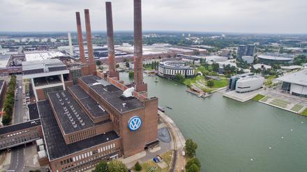 23.08.2016, Niedersachsen, Wolfsburg: Die Luftaufnahme zeigt das VW-Werk mit dem Heizkraftwerk (l) und der Autostadt (r). (zu dpa «VW muss in der Dieselaffäre eine Milliarde Bußgeld zahlen» vom 13.06.2018) Foto: Julian Stratenschulte/dpa +++ dpa-Bildfunk +++
