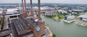 23.08.2016, Niedersachsen, Wolfsburg: Die Luftaufnahme zeigt das VW-Werk mit dem Heizkraftwerk (l) und der Autostadt (r). (zu dpa «VW muss in der Dieselaffäre eine Milliarde Bußgeld zahlen» vom 13.06.2018) Foto: Julian Stratenschulte/dpa +++ dpa-Bildfunk +++