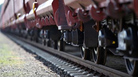 ARCHIV - 16.07.2014, Nordrhein-Westfalen, Köln: Ein Güterzug fährt über Schienen. (Zu dpa "Deutsche Bahn: 90 Prozent aller eigenen Güterwagen inzwischen leiser") Foto: picture alliance / Oliver Berg/dpa +++ dpa-Bildfunk +++