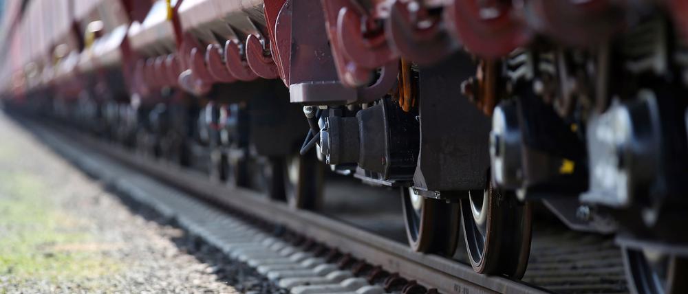 ARCHIV - 16.07.2014, Nordrhein-Westfalen, Köln: Ein Güterzug fährt über Schienen. (Zu dpa "Deutsche Bahn: 90 Prozent aller eigenen Güterwagen inzwischen leiser") Foto: picture alliance / Oliver Berg/dpa +++ dpa-Bildfunk +++