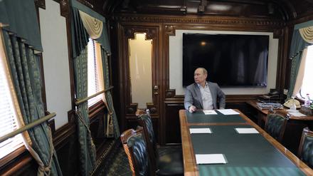 Der russische Präsident Wladimir Putin in einem Vorgängermodell seines gepanzerten Zuges im Jahr 2012.