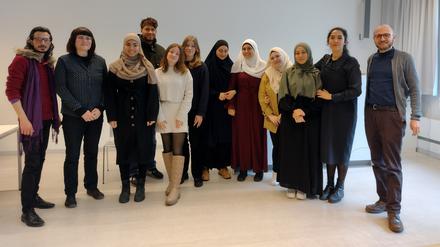 Teilnehmer:innen des Gläsernen Seminars in der Arabistik der FU Berlin am 10.2.2023, die ihre Texte und Szenen zur Frage, was Arabisch-Sein in Deutschland bedeutet, vorgestellt haben. Ganz rechts: Seminarleiterin Susana AbdulMajid und Seminarleiter Ruben Schenzle. Foto: Eva Murasov/Tagesspiegel