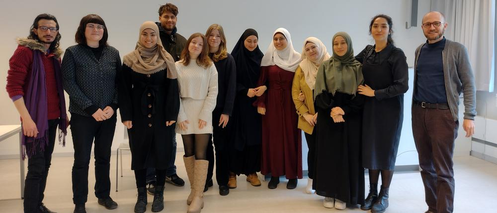 Teilnehmer:innen des Gläsernen Seminars in der Arabistik der FU Berlin am 10.2.2023, die ihre Texte und Szenen zur Frage, was Arabisch-Sein in Deutschland bedeutet, vorgestellt haben. Ganz rechts: Seminarleiterin Susana AbdulMajid und Seminarleiter Ruben Schenzle. Foto: Eva Murasov/Tagesspiegel