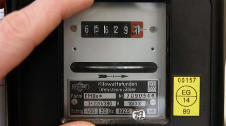 Auf einem Stromzähler in einem Privathaus in Hannover werden die bisher verbrauchten Kilowattstunden angezeigt (Archivfoto vom 29.12.2006). In seinem Kampf für billigeren Strom will Hessens Wirtschaftsminister Rhiel (CDU) mit einem Zwangsverkauf von Kraftwerken für mehr Wettbewerb sorgen. In diesem Herbst werde Hessen im Bundesrat eine Gesetzesinitiative einbringen, «um dem Kartellamt ein neues, scharfes Instrument» zu geben, die marktbeherrschende Stellung der vier großen Stromkonzerne in Deutschland aufzubrechen. Rhiel will die Energieriesen E.ON, RWE, Vattenfall und EnBW zwingen, einzelne Kraftwerke zu verkaufen. Foto: Peter Steffen dpa/lhe (zu lhe "Blickpunkt" vom 12.06.2007) +++(c) dpa - Bildfunk+++
