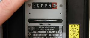 Auf einem Stromzähler in einem Privathaus in Hannover werden die bisher verbrauchten Kilowattstunden angezeigt (Archivfoto vom 29.12.2006). In seinem Kampf für billigeren Strom will Hessens Wirtschaftsminister Rhiel (CDU) mit einem Zwangsverkauf von Kraftwerken für mehr Wettbewerb sorgen. In diesem Herbst werde Hessen im Bundesrat eine Gesetzesinitiative einbringen, «um dem Kartellamt ein neues, scharfes Instrument» zu geben, die marktbeherrschende Stellung der vier großen Stromkonzerne in Deutschland aufzubrechen. Rhiel will die Energieriesen E.ON, RWE, Vattenfall und EnBW zwingen, einzelne Kraftwerke zu verkaufen. Foto: Peter Steffen dpa/lhe (zu lhe "Blickpunkt" vom 12.06.2007) +++(c) dpa - Bildfunk+++