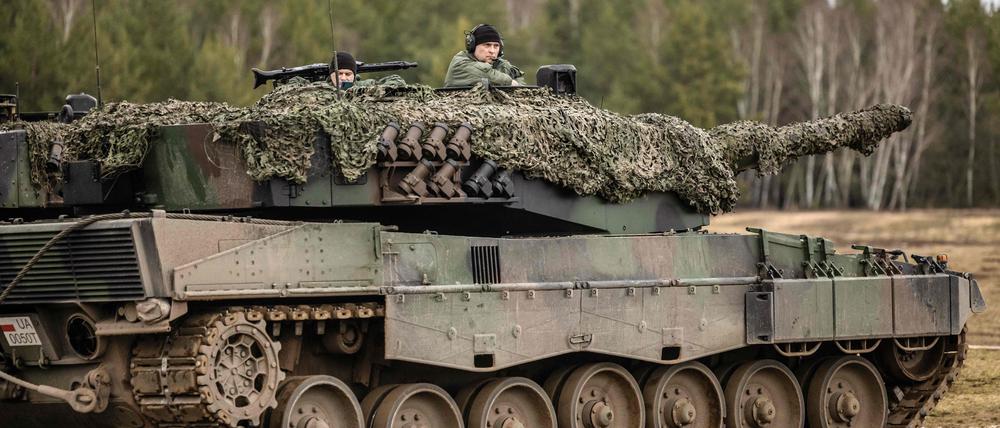 Polnische und ukrainische Soldaten bei der Ausbildung am Leopard-2-Panzer in Polen.
