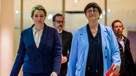 Sie marschieren Seit’ an Seit’, aber marschieren sie auch der Zukunft entgegen? Franziska Giffey, SPD-Spitzenkandidatin in Berlin, mit Parteichefin Saskia Esken am Montag nach der Wahl.