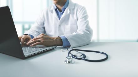 Die ausländischen Ärzte arbeiten in Kliniken, Praxen oder Betrieben.