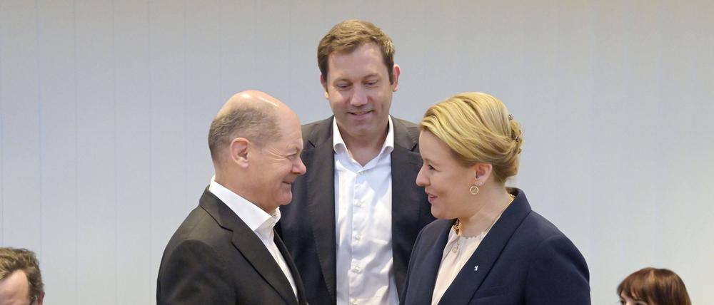 Gratulation für eine Verliererin: Kanzler Olaf Scholz, SPD-Chef Lars Klingbeil und Franziska Giffey (von links) am Montag bei den Gremiensitzungen im Willy-Brandt-Haus.