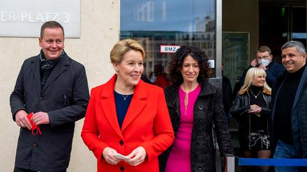 Franziska Giffey (M), Landesvorsitzende der Berliner SPD, Bettina Jarasch, Spitzenkandidatin von Bündnis 90/Die Grünen und Klaus Lederer (l, Die Linke), Berlins Kultursenator, kommen mit weiteren Vertretern ihrer Parteien zu einem Fototermin zum Auftakt der Koalitionsgespräche für eine rot-rot-grüne Berliner Regierung. +++ dpa-Bildfunk +++