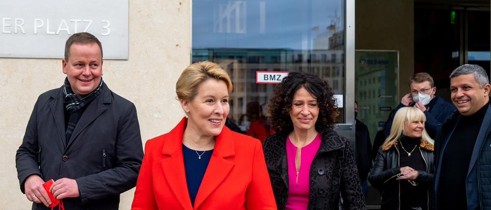 Franziska Giffey (M), Landesvorsitzende der Berliner SPD, Bettina Jarasch, Spitzenkandidatin von Bündnis 90/Die Grünen und Klaus Lederer (l, Die Linke), Berlins Kultursenator, kommen mit weiteren Vertretern ihrer Parteien zu einem Fototermin zum Auftakt der Koalitionsgespräche für eine rot-rot-grüne Berliner Regierung. +++ dpa-Bildfunk +++