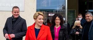 Franziska Giffey (M), Landesvorsitzende der Berliner SPD, Bettina Jarasch, Spitzenkandidatin von Bündnis 90/Die Grünen und Klaus Lederer (l, Die Linke), Berlins Kultursenator, kommen mit weiteren Vertretern ihrer Parteien zu einem Fototermin zum Auftakt der Koalitionsgespräche für eine rot-rot-grüne Berliner Regierung. +++ dpa-Bildfunk +++