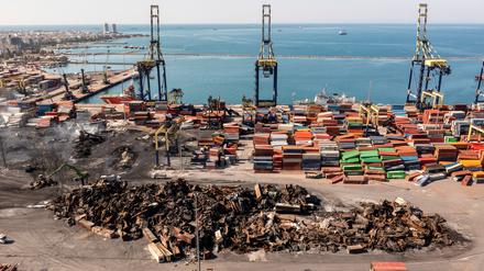Im Hafen von Iskenderun brach nach dem Erdbeben Feuer aus.