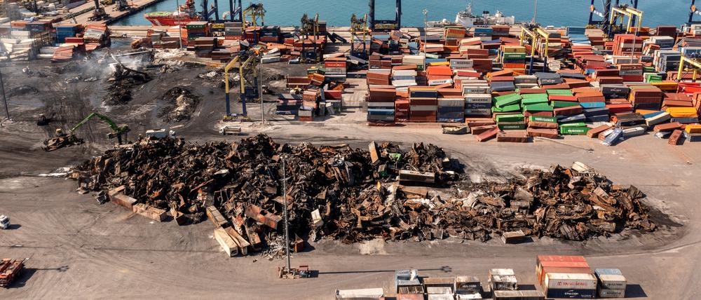 Im Hafen von Iskenderun brach nach dem Erdbeben Feuer aus.