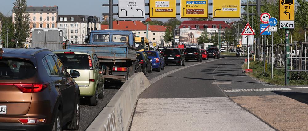Wer mit dem Baustellenauto zur Arbeit fährt, steht morgens häufig im Stau.