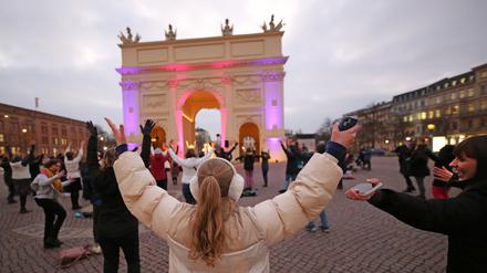 One Billion Rising vor dem Brandenburger Tor in Potsdam.