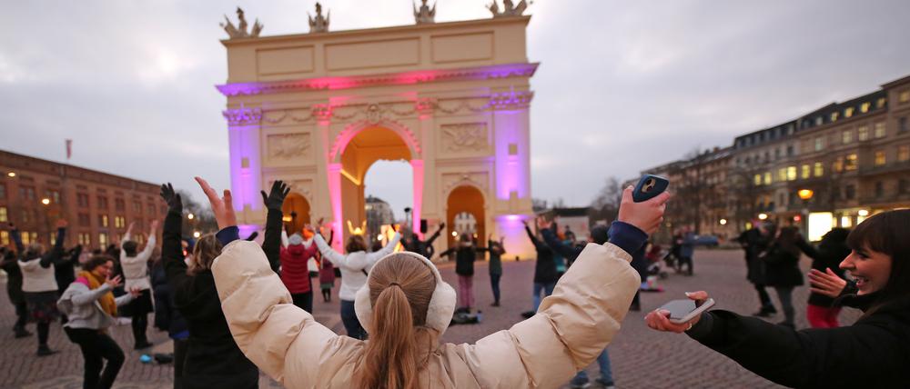One Billion Rising vor dem Brandenburger Tor in Potsdam.